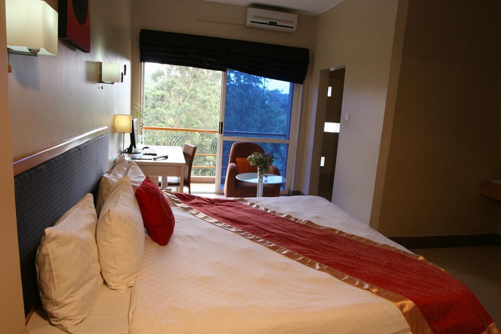 Metropole Hotel Кампала Экстерьер фото