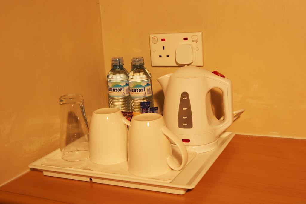 Metropole Hotel Кампала Экстерьер фото