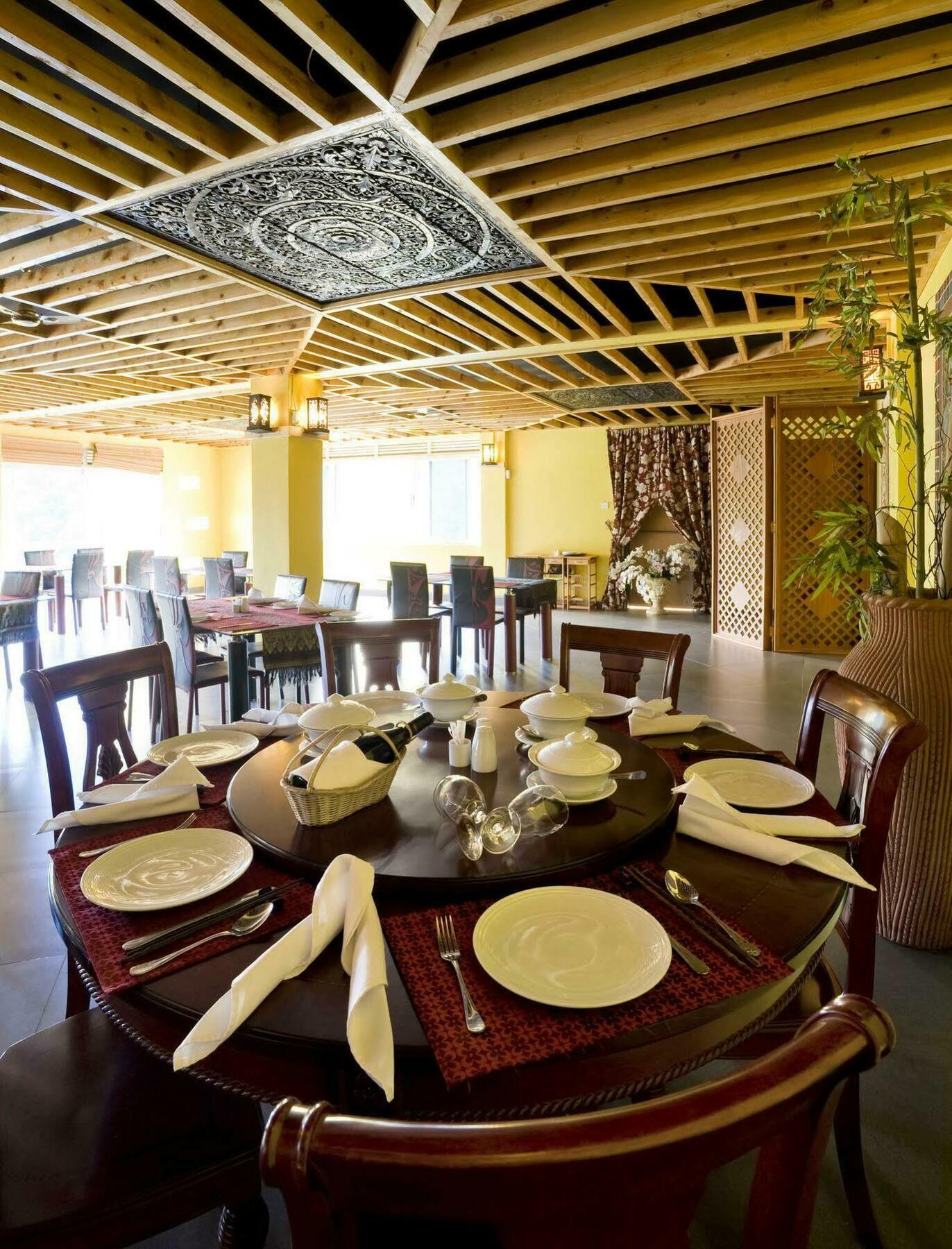 Metropole Hotel Кампала Экстерьер фото